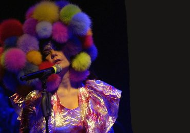 10 looks de Björk que harán ver a Lady Gaga como una novata