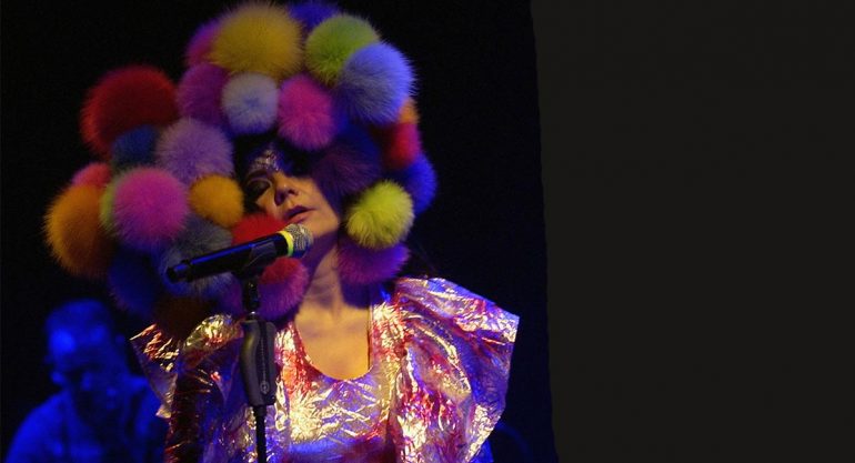 10 looks de Björk que harán ver a Lady Gaga como una novata