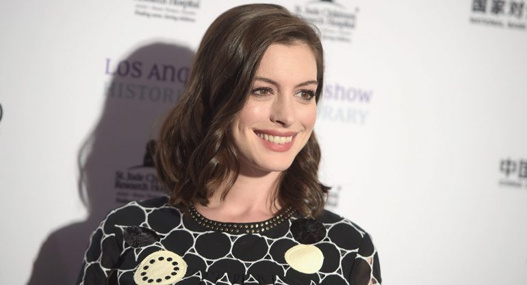 Anne Hathaway estrena look