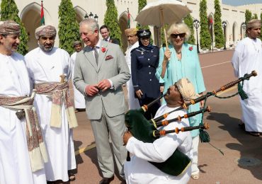 El príncipe Carlos y la Duquesa de Cornualles en su gira por Oriente Medio