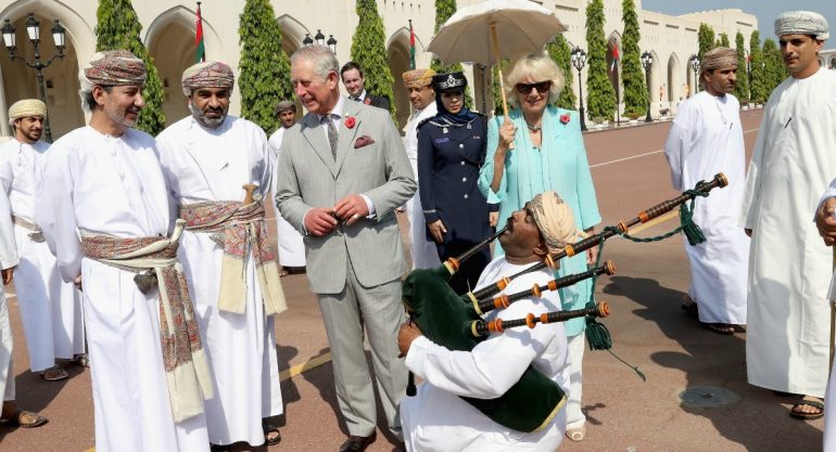 El príncipe Carlos y la Duquesa de Cornualles en su gira por Oriente Medio
