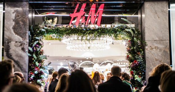H&M se disculpa por anuncio racista