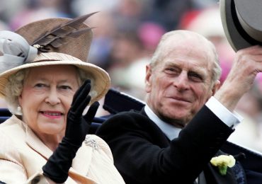 La reina Isabel II aplaude el "sentido del humor único" de su esposo