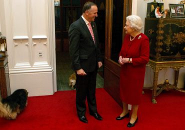 La reina Isabel II muestra por primera vez su oficina