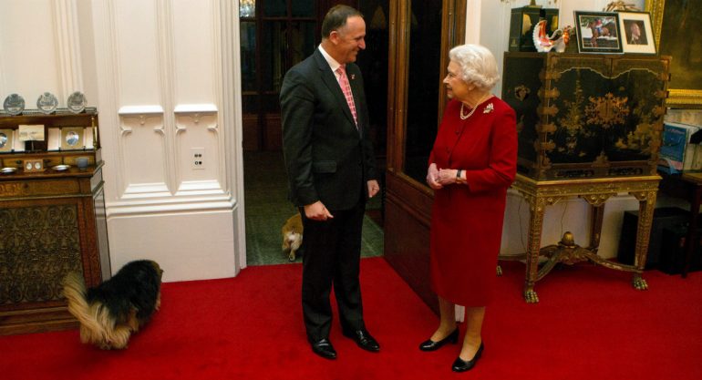 La reina Isabel II muestra por primera vez su oficina