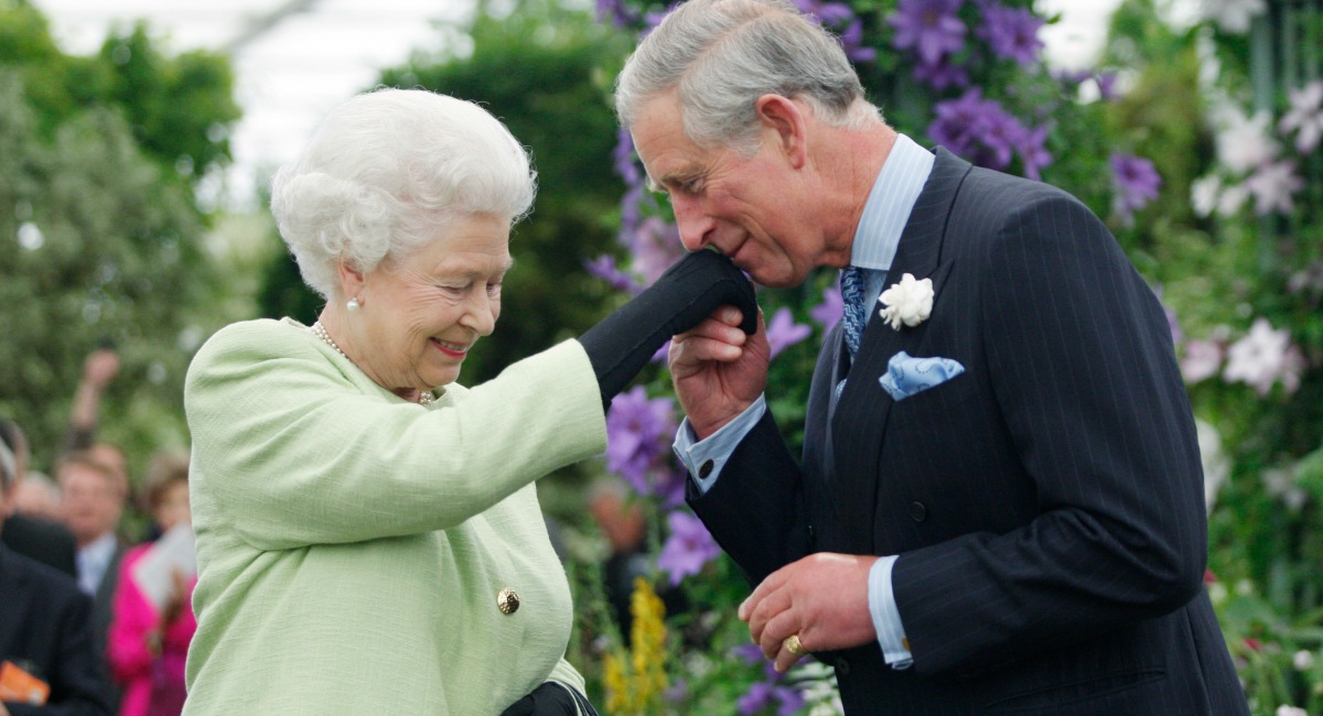 La reina Isabel II no planea ceder el trono al príncipe Carlos