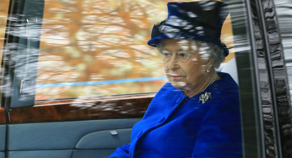 La reina Isabel II reaparece tras un mes enferma