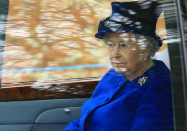 La reina Isabel II reaparece tras un mes enferma