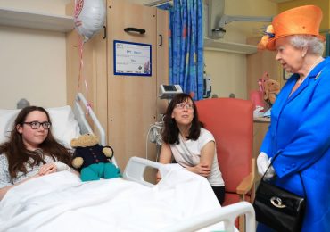 La reina Isabel II visita a heridos en el hospital infantil de Manchester