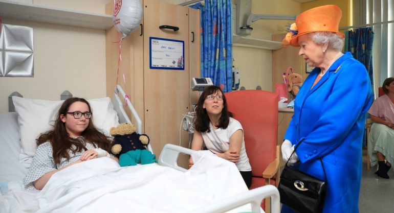 La reina Isabel II visita a heridos en el hospital infantil de Manchester