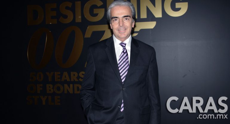 Lorenzo Lazo en la inauguración de  Designing 007: Fifty Years of Bond Style