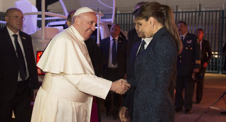 Los outfits de Angélica Rivera durante la visita del Papa