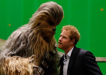Los príncipes William y Harry consiguen el abrazo de 'Chewbacca'