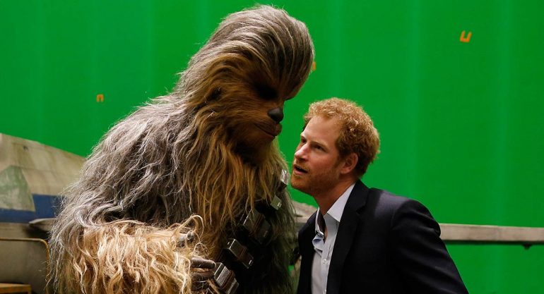 Los príncipes William y Harry consiguen el abrazo de 'Chewbacca'