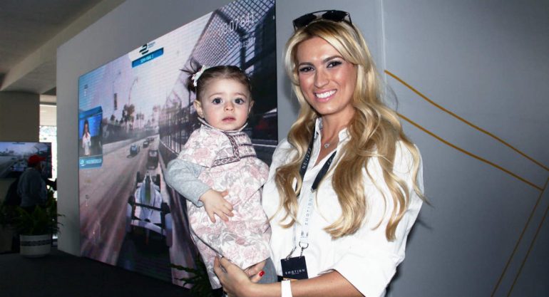 María Elena Torruco y su hija en la Fórmula E