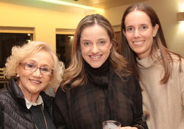 Maru y Ana Rodríguez con Pilar Madaria en su tradicional posada