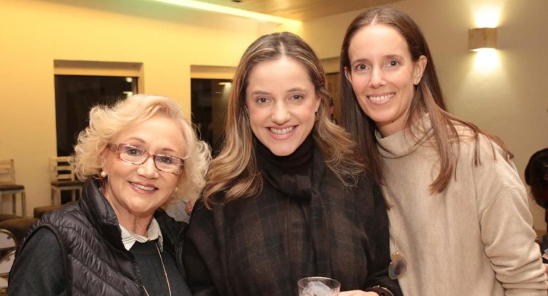 Maru y Ana Rodríguez con Pilar Madaria en su tradicional posada