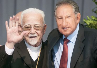 Monseñor Antonio Chedraoui y Arturo Montiel celebran juntos