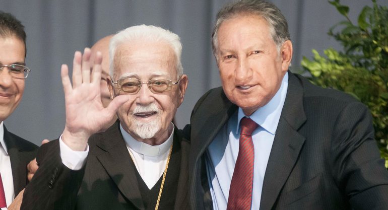 Monseñor Antonio Chedraoui y Arturo Montiel celebran juntos