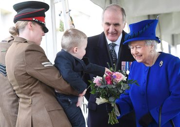 Niño hace berrinche ante la reina Isabel