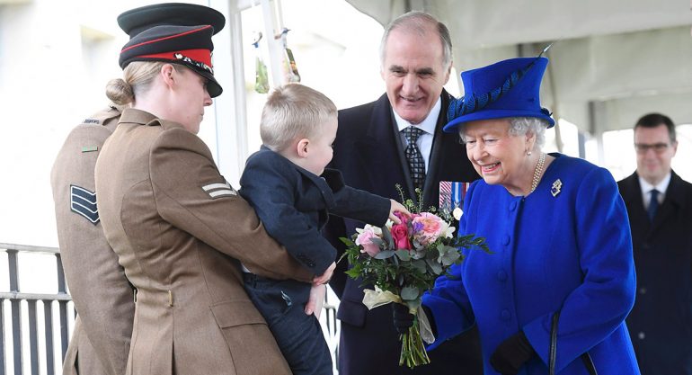 Niño hace berrinche ante la reina Isabel