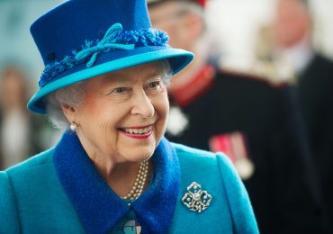 Reina Isabel II busca un asistente