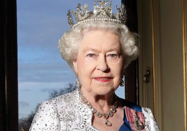 Reina Isabel recibe divertida invitaciÃ³n