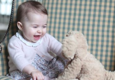 Revelan tiernas fotografías de la princesa Charlotte