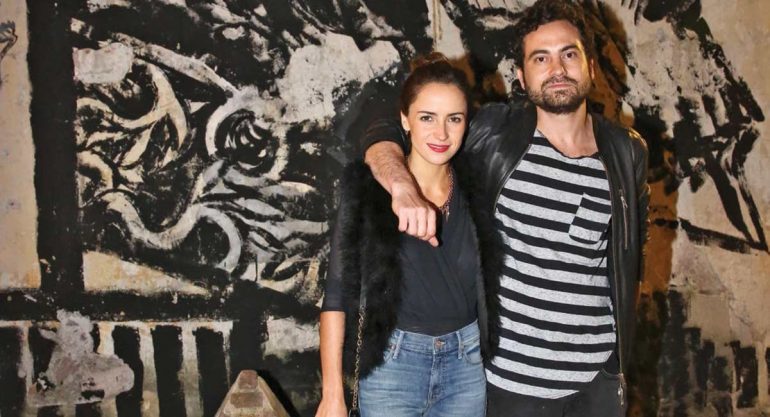 Rodrigo Zedillo en el opening de la 2da exposicio?n colectiva de artistas UNO61