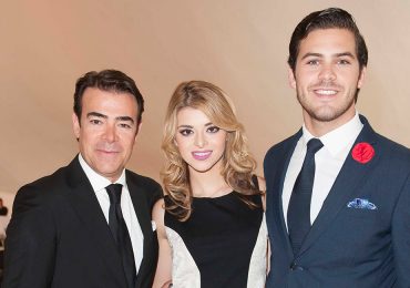 Toño y Carla Mauri con Santiago Sánchez en la gala de Purificación García