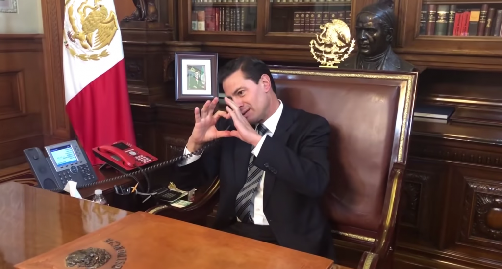 El presidente Enrique Peña Nieto, al estilo de un youtuber