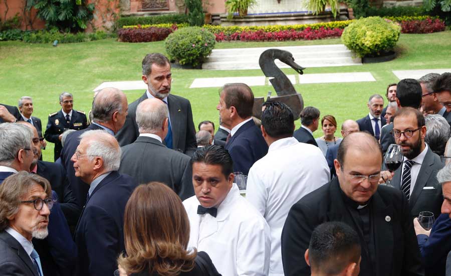 El rey Felipe VI durante el encuentro con una representación de la colectividad española en la residencia del embajador