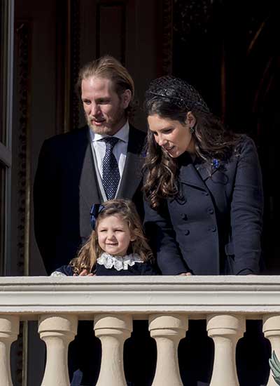 India Casirgahi junto a sus padres