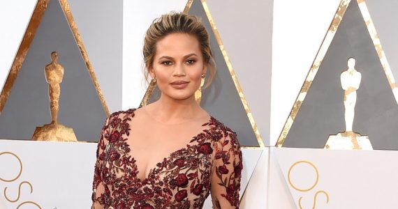 Chrissy Teigen comparte resutado operacion pecho