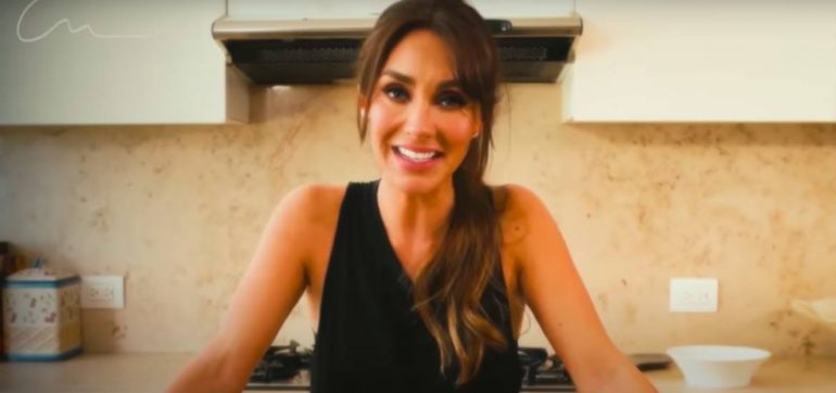 Anahi preparando enfrijoladas