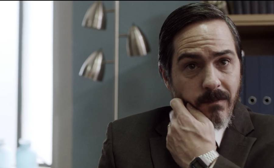 Mauricio Ochmann en la serie R