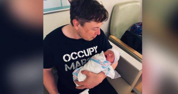 Elon Musk da la bienvenida a su bebé
