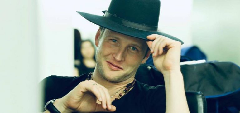 Alexander Acha compone canción coronavirus