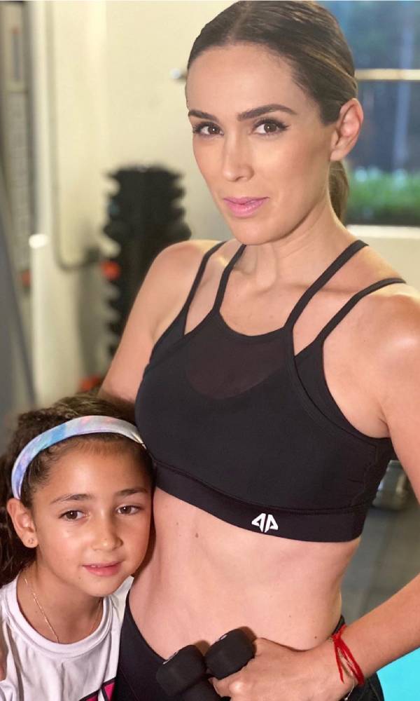 Jacky Bracamontes luce vientre plano tras cirugía
