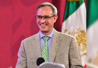 López Gatell se sonroja ante pregunta de mujer