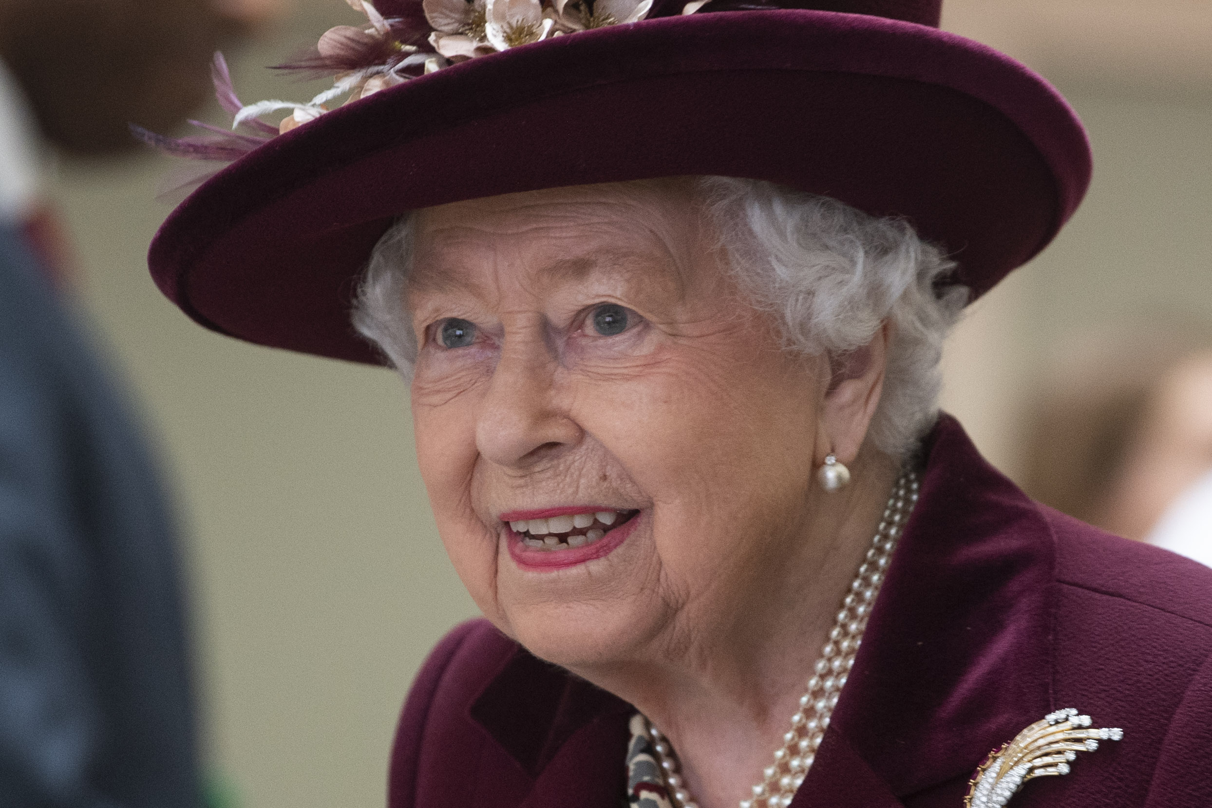 reina isabel II lanza propia marca ginebra