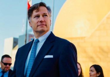 Christopher Landau pide votar por la tlayuda