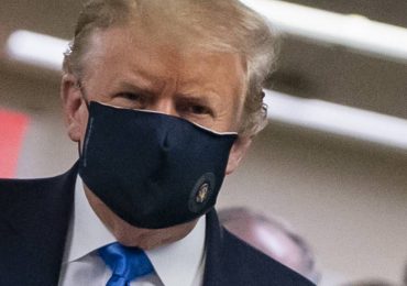 Donald Trump usando cubrebocas