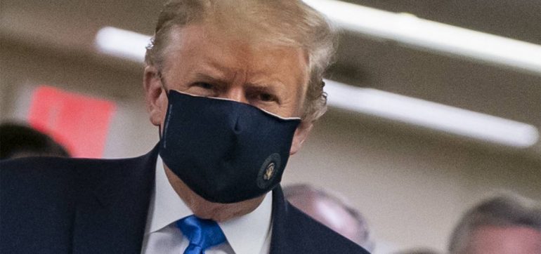 Donald Trump usando cubrebocas
