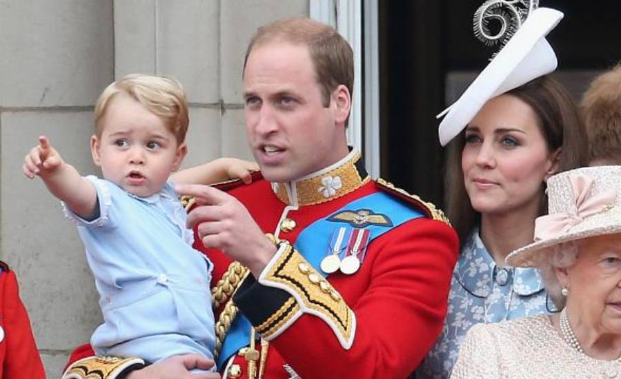 Durante la celebración del cumpleaños de su bisabuela, la reina Isabel II, George se robó las miradas con su curiosidad al ver pasar a los aviones de la Fuerza Armada Inglesa.