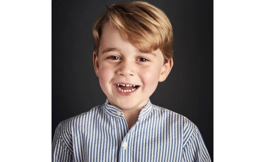 Súper sonriente en su retrato oficial con motivo de sus cuatro añitos.