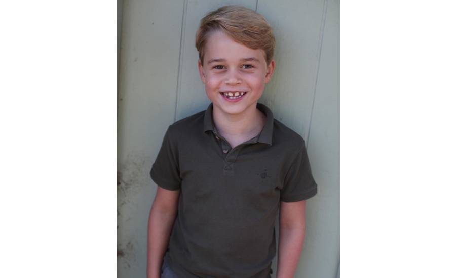 Para festejar los 7 años del príncipe George, sus padres, los Duques de Cambridge, compartieron esta foto. A pesar de su corta edad, sus padres se preparan para lo que será su futuro: una vida llena de responsabilidades y deberes, con el peso de la corona sobre sus hombros. un día antes de su cumpleaños.