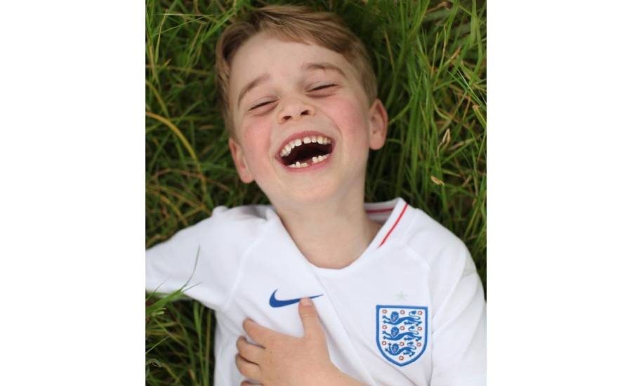 El príncipe George celebró su cumpleaños número 6 con  la playera del equipo inglés Leonas, equipo que aumentó su fama luego de haber ganado la Copa del Mundo.