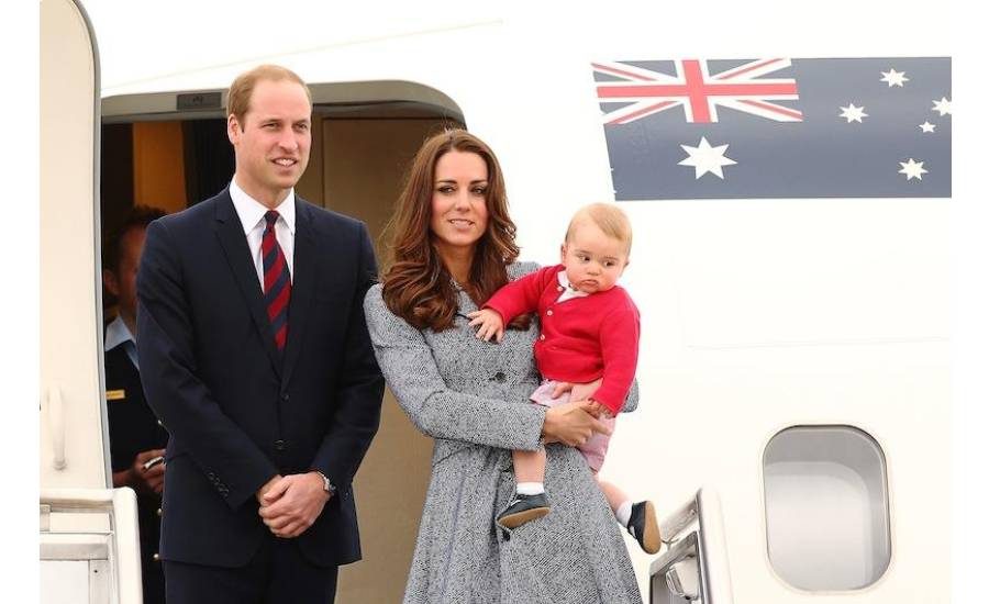 A su llegada a Inglaterra, después de su gira, el príncipe George lució sumamente elegante. 