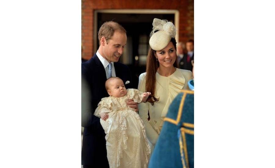 Es el hijo mayor de los duques de Cambridge, William y Kate. Tercero en la línea de sucesión, detrás de su padre y su abuelo, el príncipe Carlos. Además, es bisnieto de la reina Isabel II.